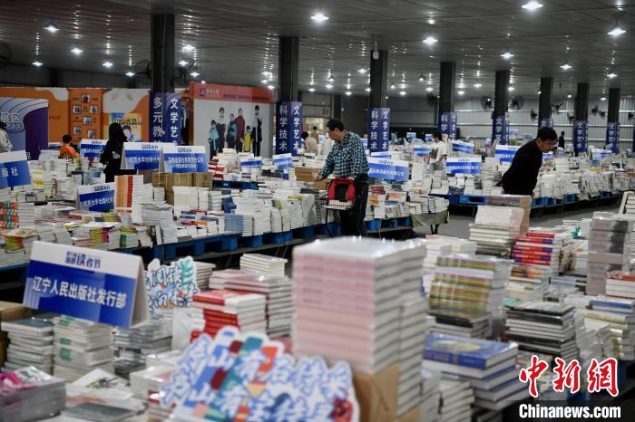 世界读书日 福州市民徜徉在“书海”里